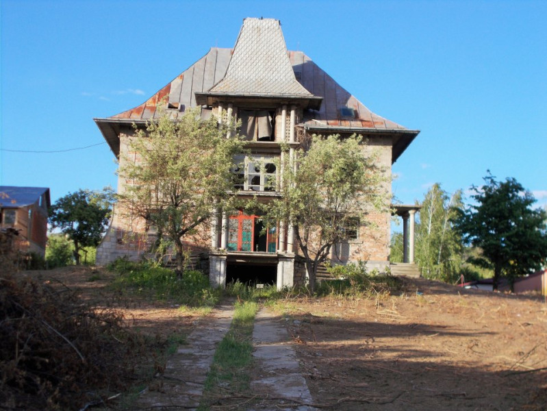 Comision 0 - Vânzare teren/casă tip conac pe Aleea Mănăstirii, jud. Dâmbovița