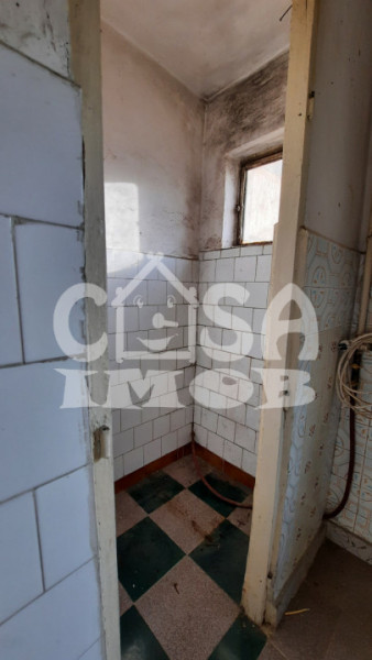 GĂEȘTI, strada Cuza Vodă, nr. 10 -  SE VINDE PEȘTERA CU SCAUNE