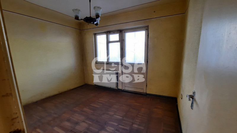 GĂEȘTI, strada Cuza Vodă, nr. 10 -  SE VINDE PEȘTERA CU SCAUNE