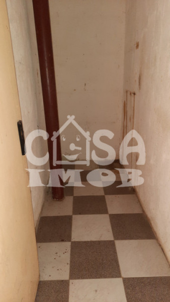 GĂEȘTI, strada Cuza Vodă, nr. 10 -  SE VINDE PEȘTERA CU SCAUNE