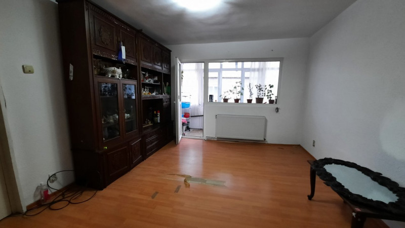 Vânzare apartament 3 camere, etaj 4, în Balaban - Târgoviște