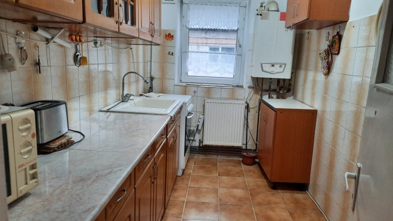 Vânzare apartament 3 camere, etaj 4, în Balaban - Târgoviște