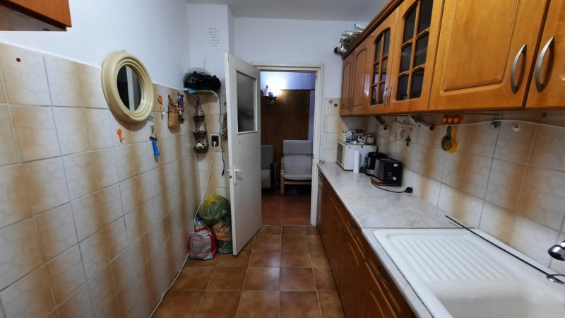 Vânzare apartament 3 camere, etaj 4, în Balaban - Târgoviște