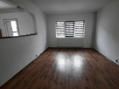 Inchiriere spatiu comercial - parter, stradal, in Pucioasa