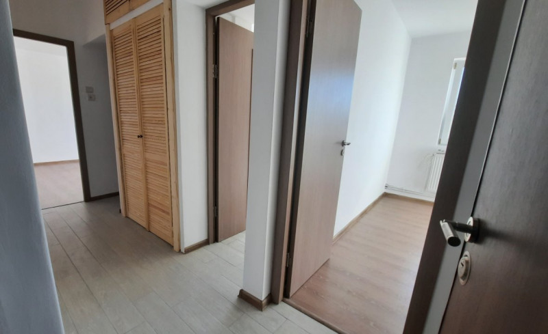 COMISION 0-Vanzare apartament 3 camere, etaj 3, micro 11 Targoviste