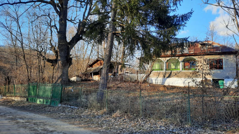 Vanzare teren+casa batraneasca in Urseiu, judet Dambovita