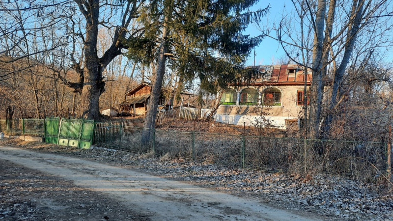 Vanzare teren+casa batraneasca in Urseiu, judet Dambovita