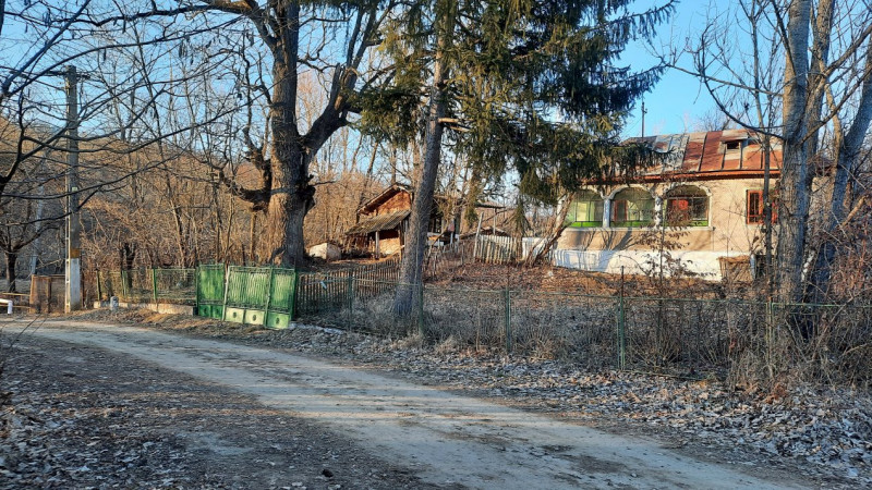 Vanzare teren+casa batraneasca in Urseiu, judet Dambovita