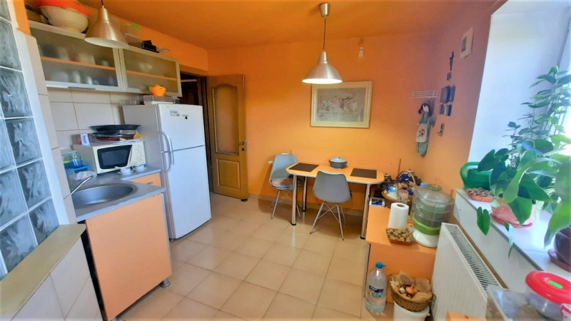 Comision 0 - Apartament 3 camere, decomandat în Târgoviște