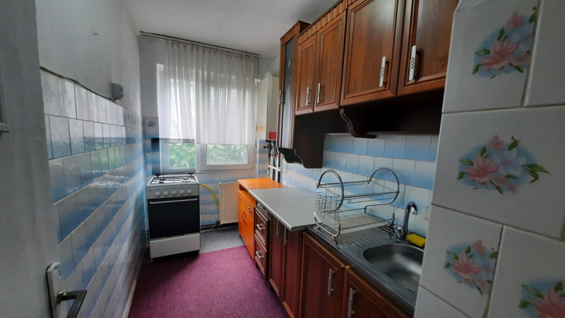 COMISION 0 - Apartament 3 camere, micro 6, etaj 3, Târgoviște