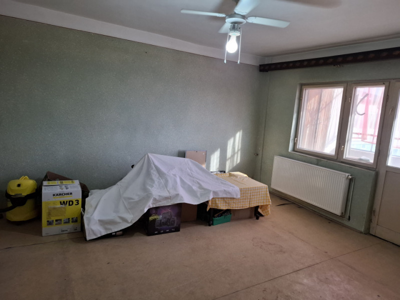 SE VINDE PEȘTERĂ CU DULAPURI, 3 camere, LA ÎNĂLȚIME, în Micro 6, pe Bulevard !