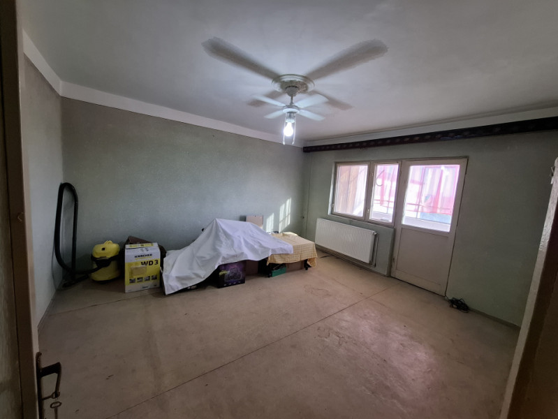 SE VINDE PEȘTERĂ CU DULAPURI, 3 camere, LA ÎNĂLȚIME, în Micro 6, pe Bulevard !