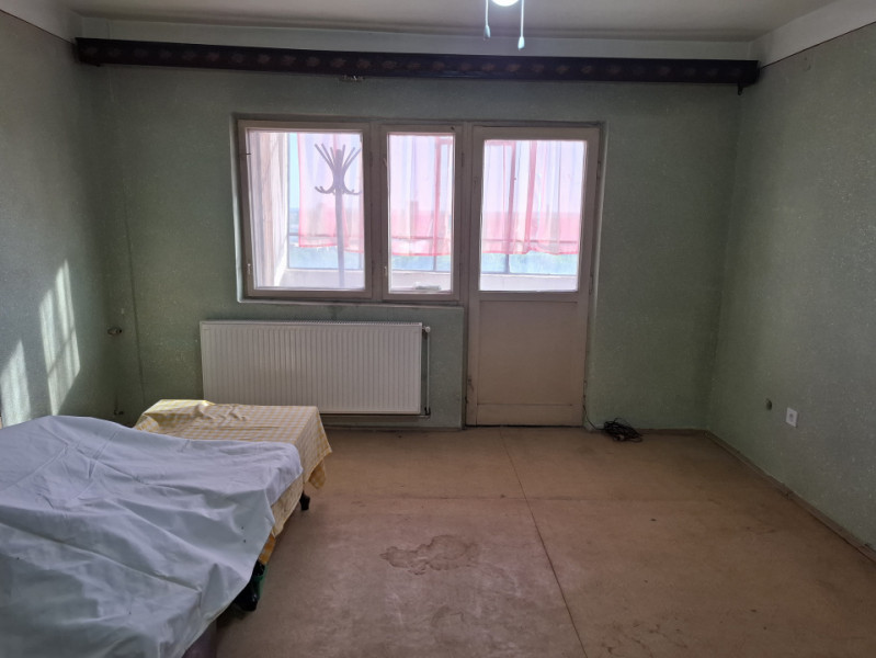 SE VINDE PEȘTERĂ CU DULAPURI, 3 camere, LA ÎNĂLȚIME, în Micro 6, pe Bulevard !