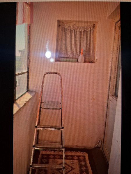 SE VINDE PEȘTERĂ CU DULAPURI, 3 camere, LA ÎNĂLȚIME, în Micro 6, pe Bulevard !