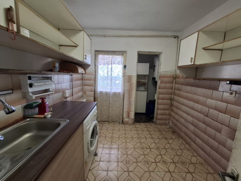 SE VINDE PEȘTERĂ CU DULAPURI, 3 camere, LA ÎNĂLȚIME, în Micro 6, pe Bulevard !