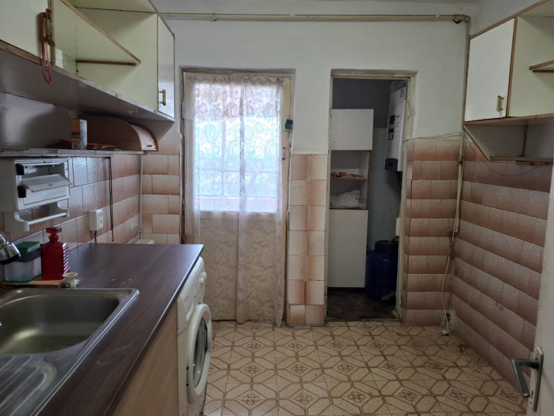 SE VINDE PEȘTERĂ CU DULAPURI, 3 camere, LA ÎNĂLȚIME, în Micro 6, pe Bulevard !
