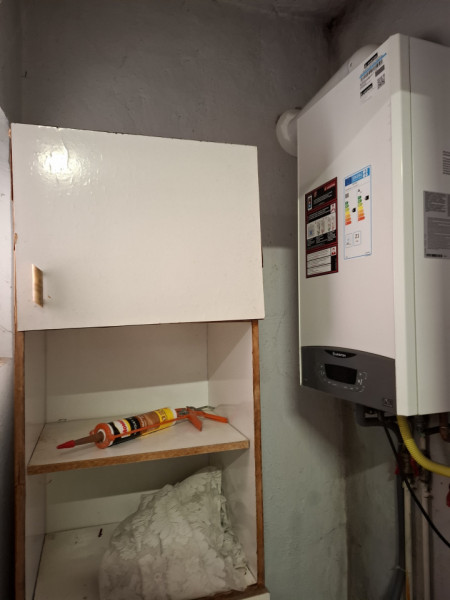 SE VINDE PEȘTERĂ CU DULAPURI, 3 camere, LA ÎNĂLȚIME, în Micro 6, pe Bulevard !