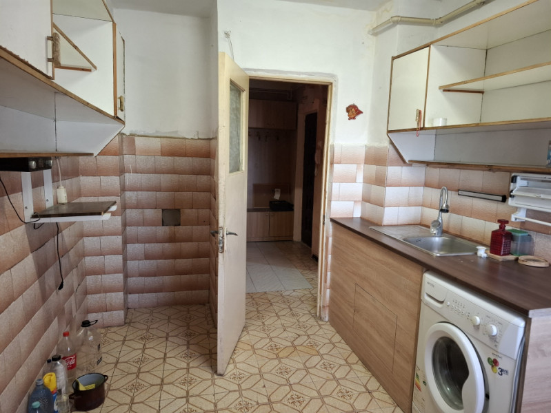 SE VINDE PEȘTERĂ CU DULAPURI, 3 camere, LA ÎNĂLȚIME, în Micro 6, pe Bulevard !