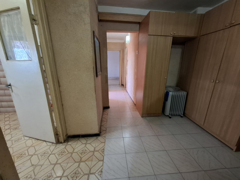 SE VINDE PEȘTERĂ CU DULAPURI, 3 camere, LA ÎNĂLȚIME, în Micro 6, pe Bulevard !