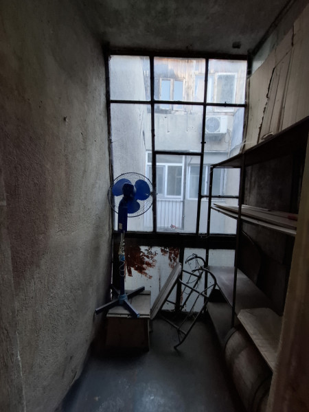 SE VINDE PEȘTERĂ CU DULAPURI, 3 camere, LA ÎNĂLȚIME, în Micro 6, pe Bulevard !