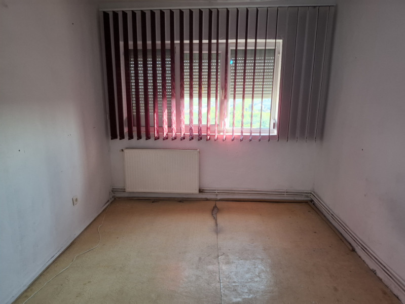 SE VINDE PEȘTERĂ CU DULAPURI, 3 camere, LA ÎNĂLȚIME, în Micro 6, pe Bulevard !
