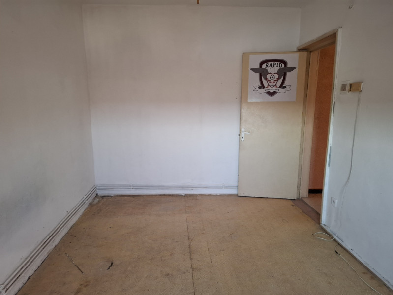 SE VINDE PEȘTERĂ CU DULAPURI, 3 camere, LA ÎNĂLȚIME, în Micro 6, pe Bulevard !