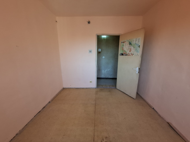 SE VINDE PEȘTERĂ CU DULAPURI, 3 camere, LA ÎNĂLȚIME, în Micro 6, pe Bulevard !