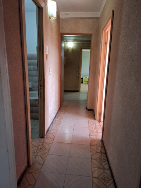 SE VINDE PEȘTERĂ CU DULAPURI, 3 camere, LA ÎNĂLȚIME, în Micro 6, pe Bulevard !