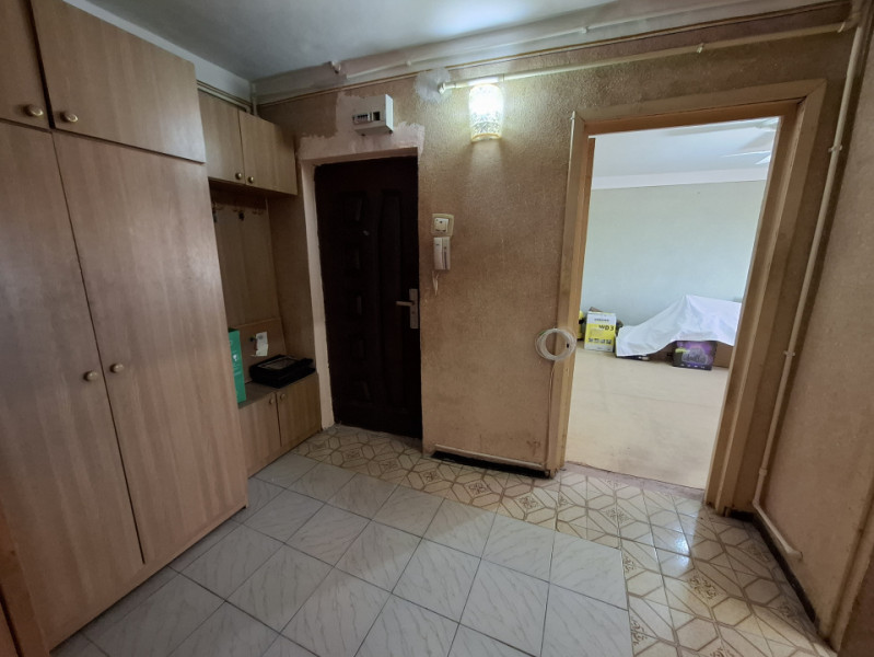 SE VINDE PEȘTERĂ CU DULAPURI, 3 camere, LA ÎNĂLȚIME, în Micro 6, pe Bulevard !