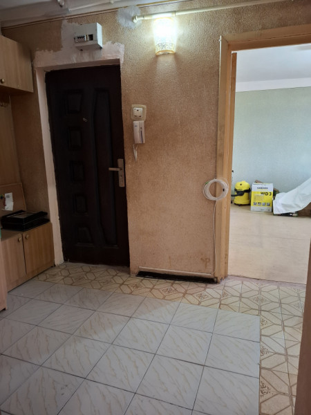 SE VINDE PEȘTERĂ CU DULAPURI, 3 camere, LA ÎNĂLȚIME, în Micro 6, pe Bulevard !