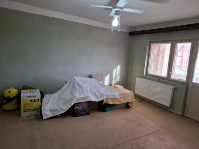 SE VINDE PEȘTERĂ CU DULAPURI, 3 camere, LA ÎNĂLȚIME, în Micro 6, pe Bulevard !
