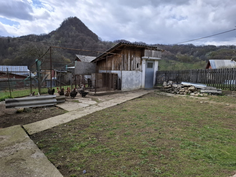 Vânzare căsuță rustică în com. Bărbulețu, jud. Dâmvovița