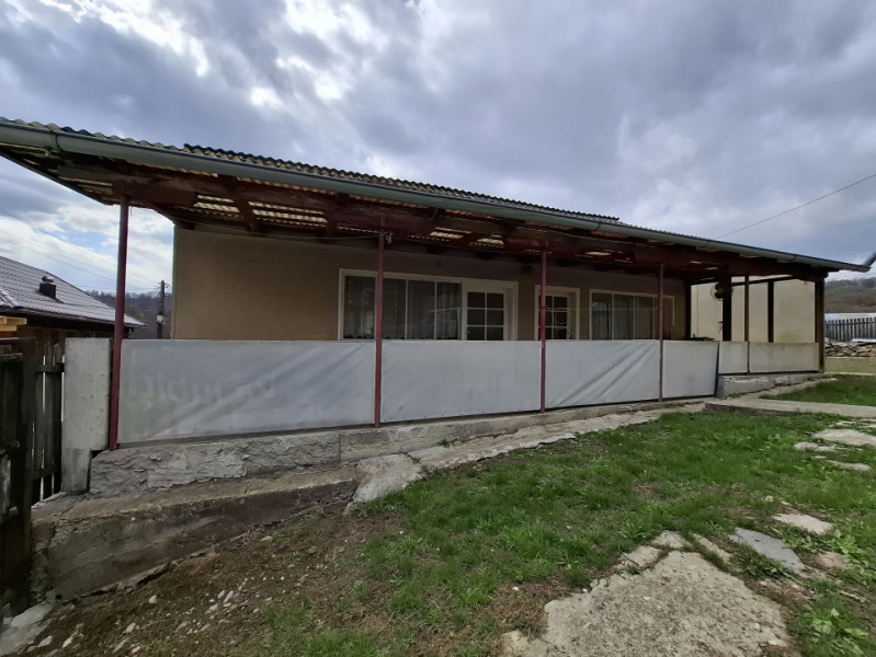 Vânzare căsuță rustică în com. Bărbulețu, jud. Dâmvovița