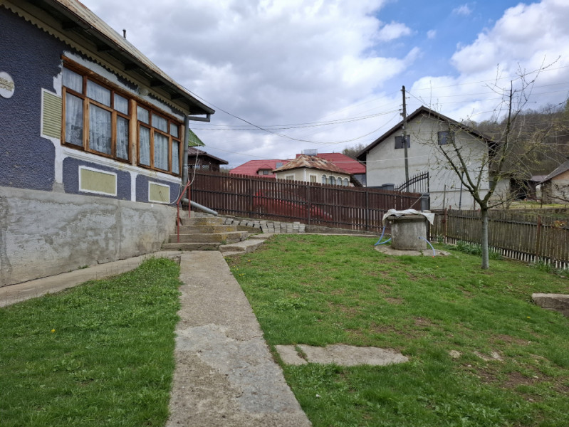 Vânzare căsuță rustică în com. Bărbulețu, jud. Dâmvovița