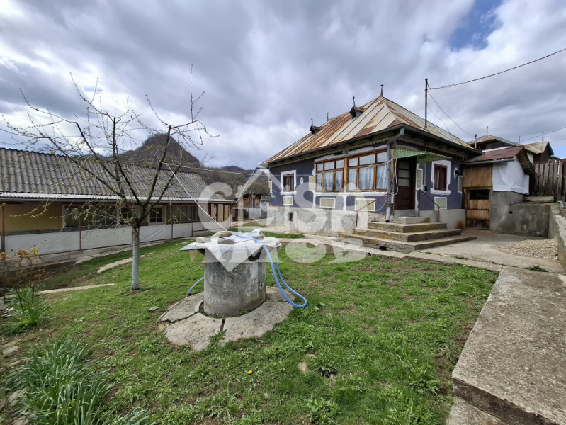 Vânzare căsuță rustică în com. Bărbulețu, jud. Dâmvovița