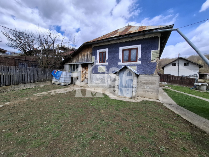 Vânzare căsuță rustică în com. Bărbulețu, jud. Dâmvovița