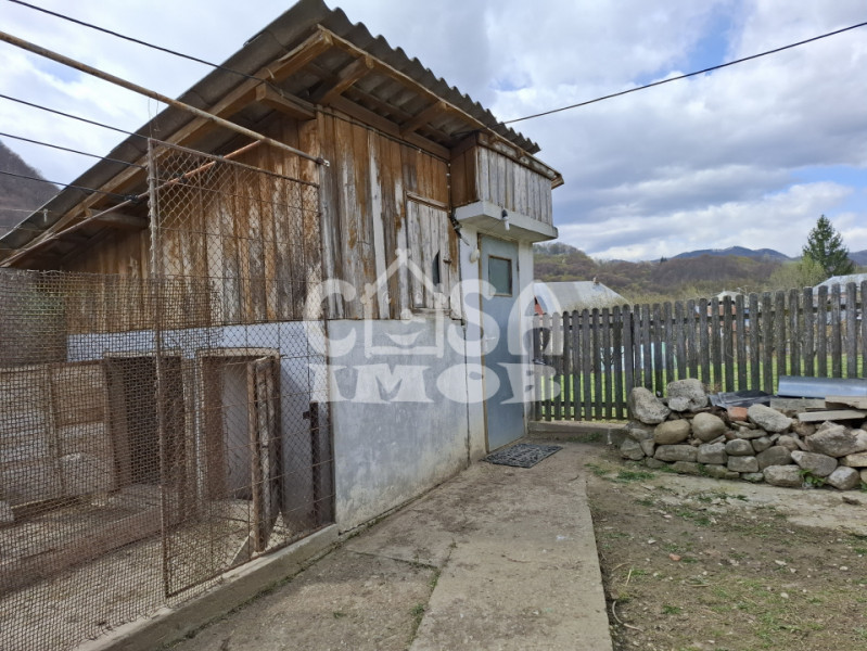 Vânzare căsuță rustică în com. Bărbulețu, jud. Dâmvovița
