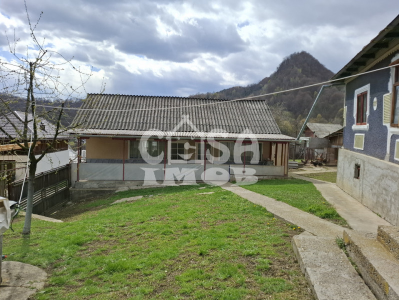 Vânzare căsuță rustică în com. Bărbulețu, jud. Dâmvovița