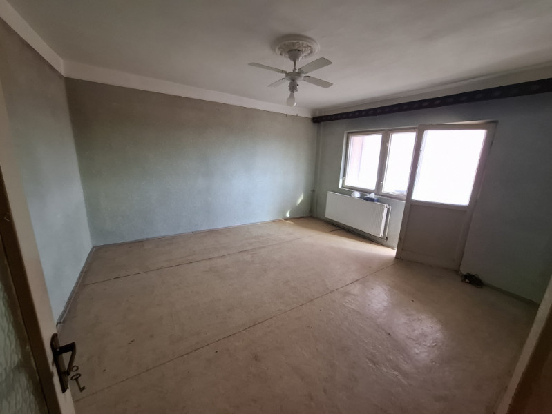 APARTAMENT 3 camere, DECOMANDAT, etaj 9, Micro 6, Târgoviște