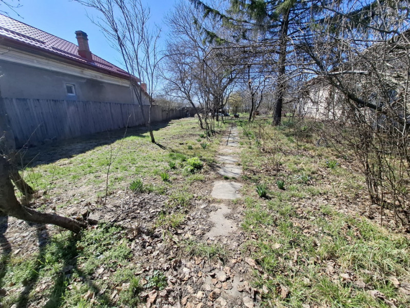 Vânzare teren + casă bătrânească în Răcari, la DN71