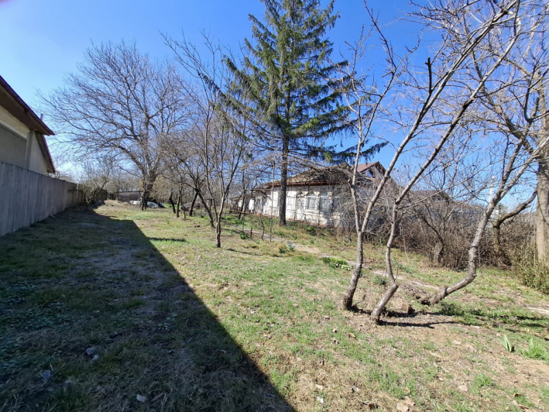 Vânzare teren + casă bătrânească în Răcari, la DN71