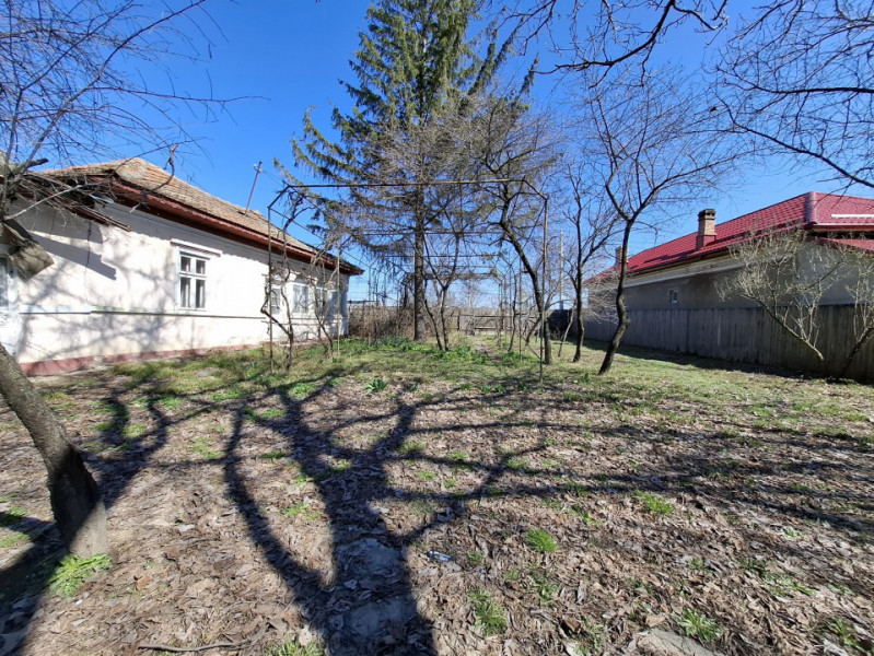 Vânzare teren + casă bătrânească în Răcari, la DN71