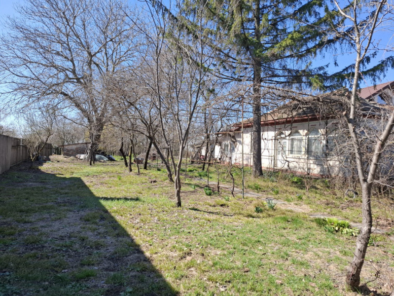 Vânzare teren + casă bătrânească în Răcari, la DN71