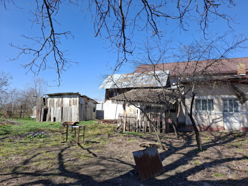 Vânzare teren + casă bătrânească în Răcari, la DN71