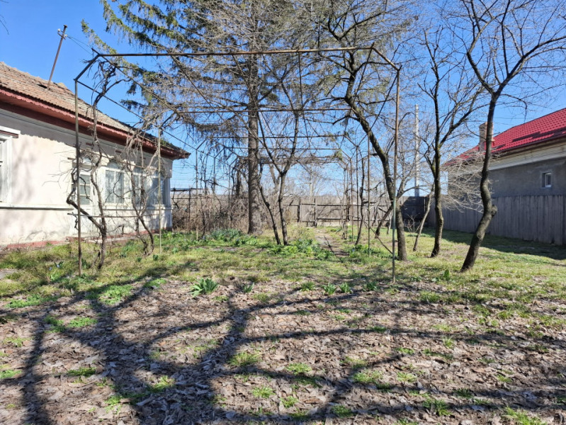 Vânzare teren + casă bătrânească în Răcari, la DN71