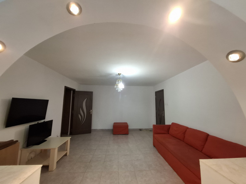 Inchiriere apartament cu 3 camere cu destinatia comercial
