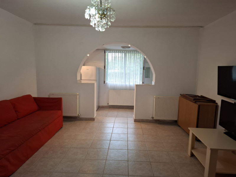 Inchiriere apartament cu 3 camere cu destinatia comercial