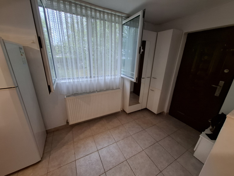 Inchiriere apartament cu 3 camere cu destinatia comercial