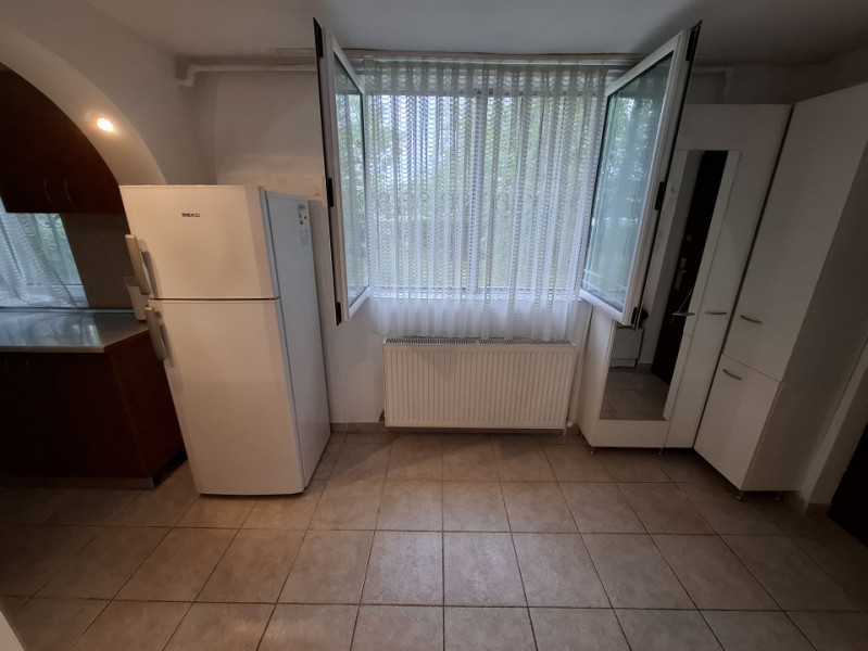 Inchiriere apartament cu 3 camere cu destinatia comercial