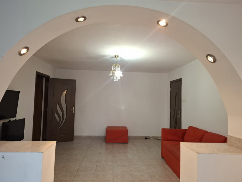 Inchiriere apartament cu 3 camere cu destinatia comercial